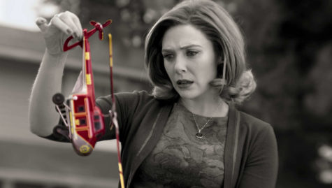 Elizabeth Olsen as Wanda Maximoff in Marvel Studios WANDAVISION exclusively on Disney+. Photo courtesy of Marvel Studios. ©Marvel Studios 2021. All Rights Reserved.
